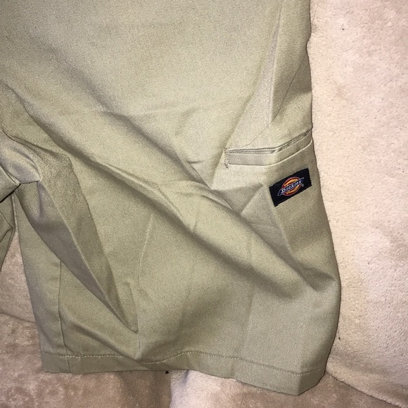 Tan Dickies shorts loose fit 36 waist 💕 - Picture 6 of 8